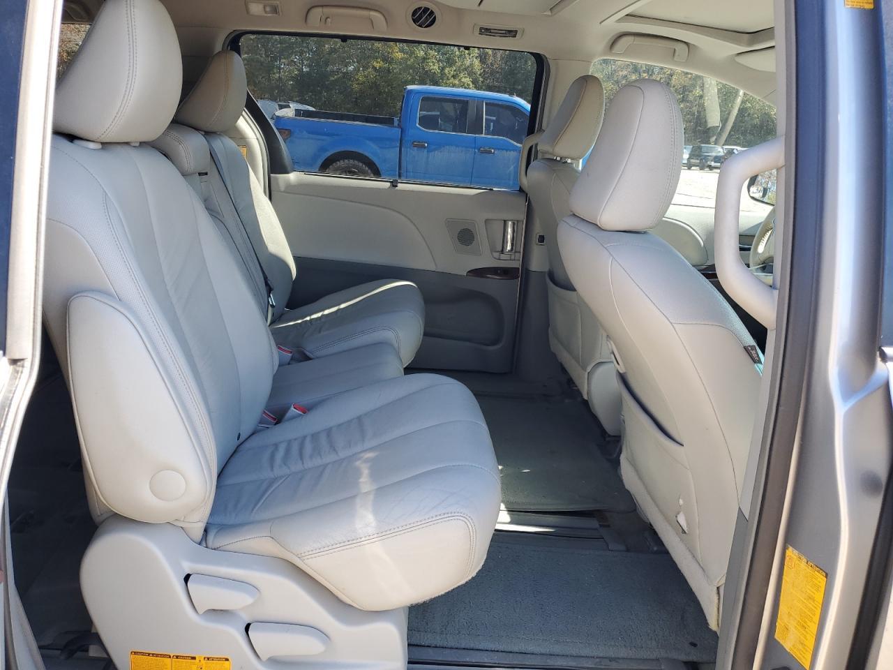 2012 TOYOTA SIENNA