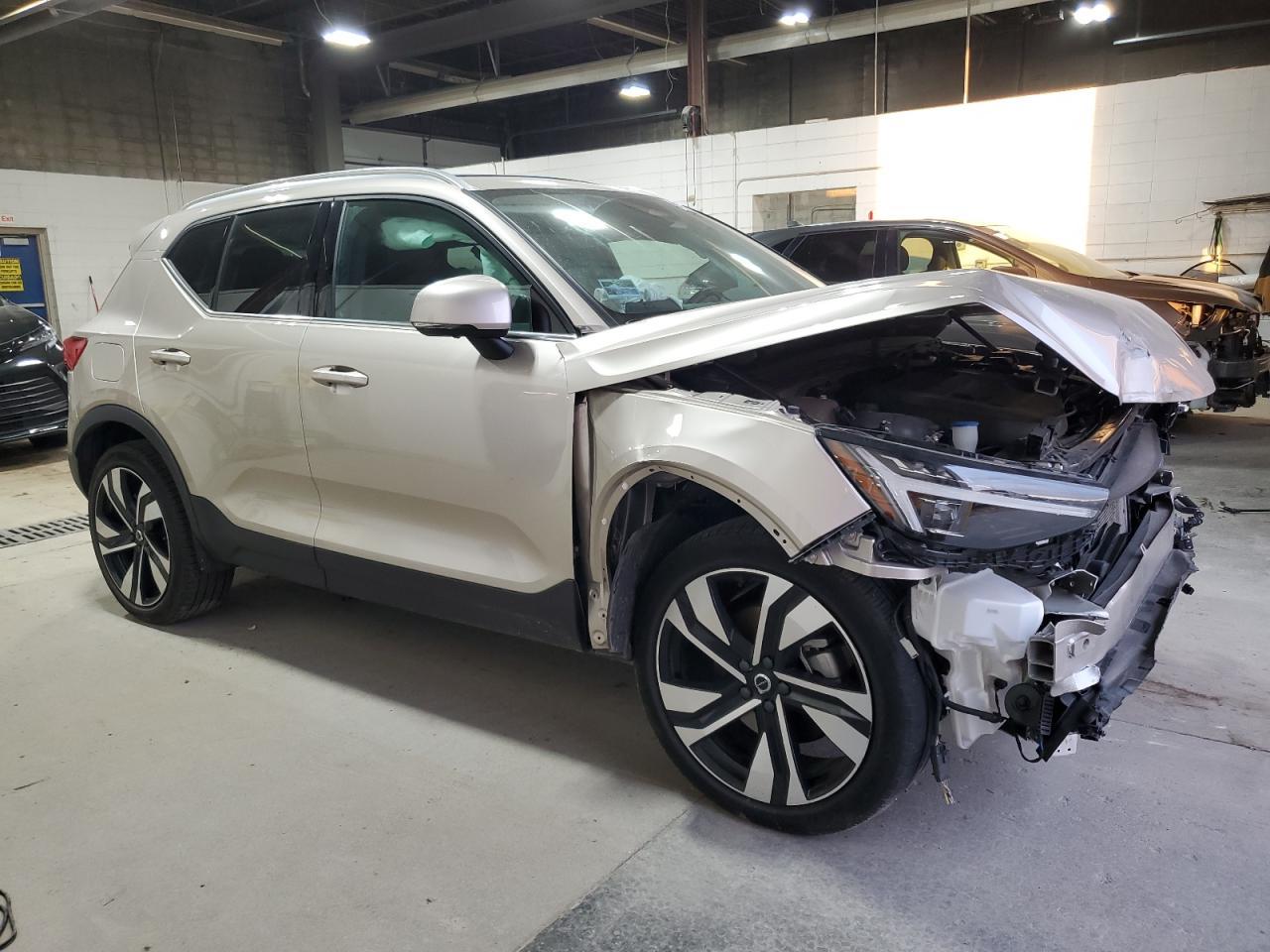 2023 VOLVO XC40