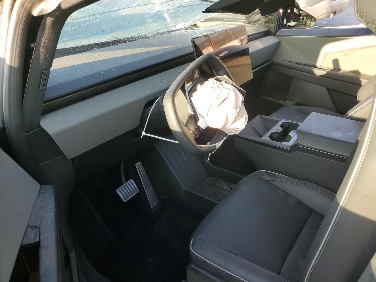 2024 TESLA Cybertruck