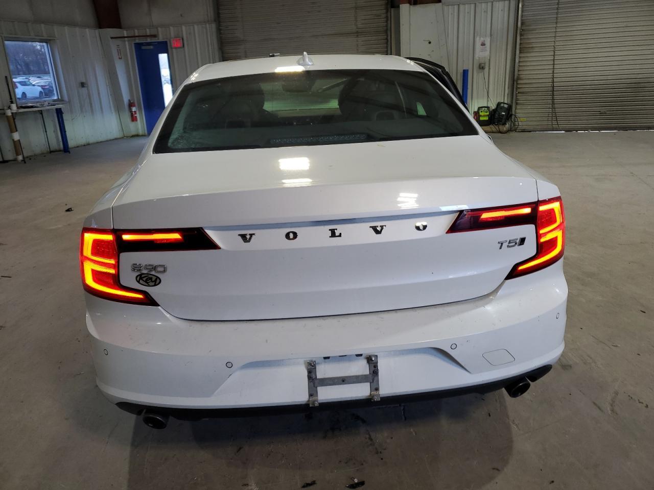 2018 VOLVO S90