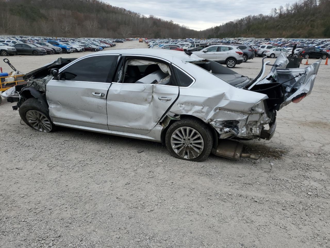 2016 VOLKSWAGEN Passat