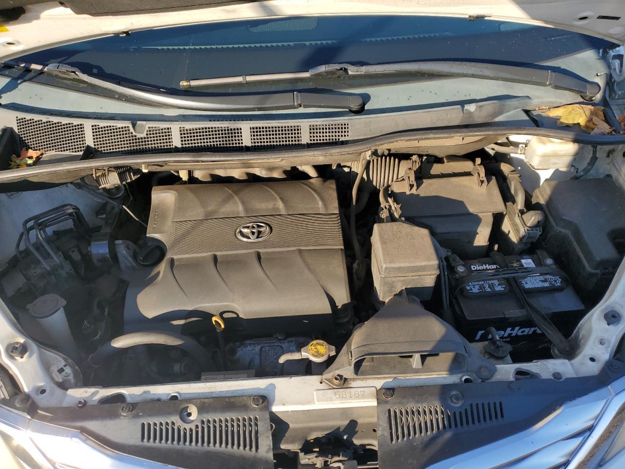 2011 TOYOTA SIENNA
