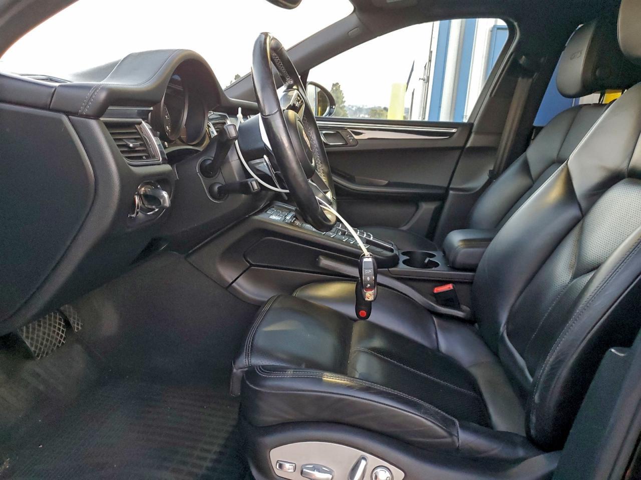 2017 PORSCHE Macan