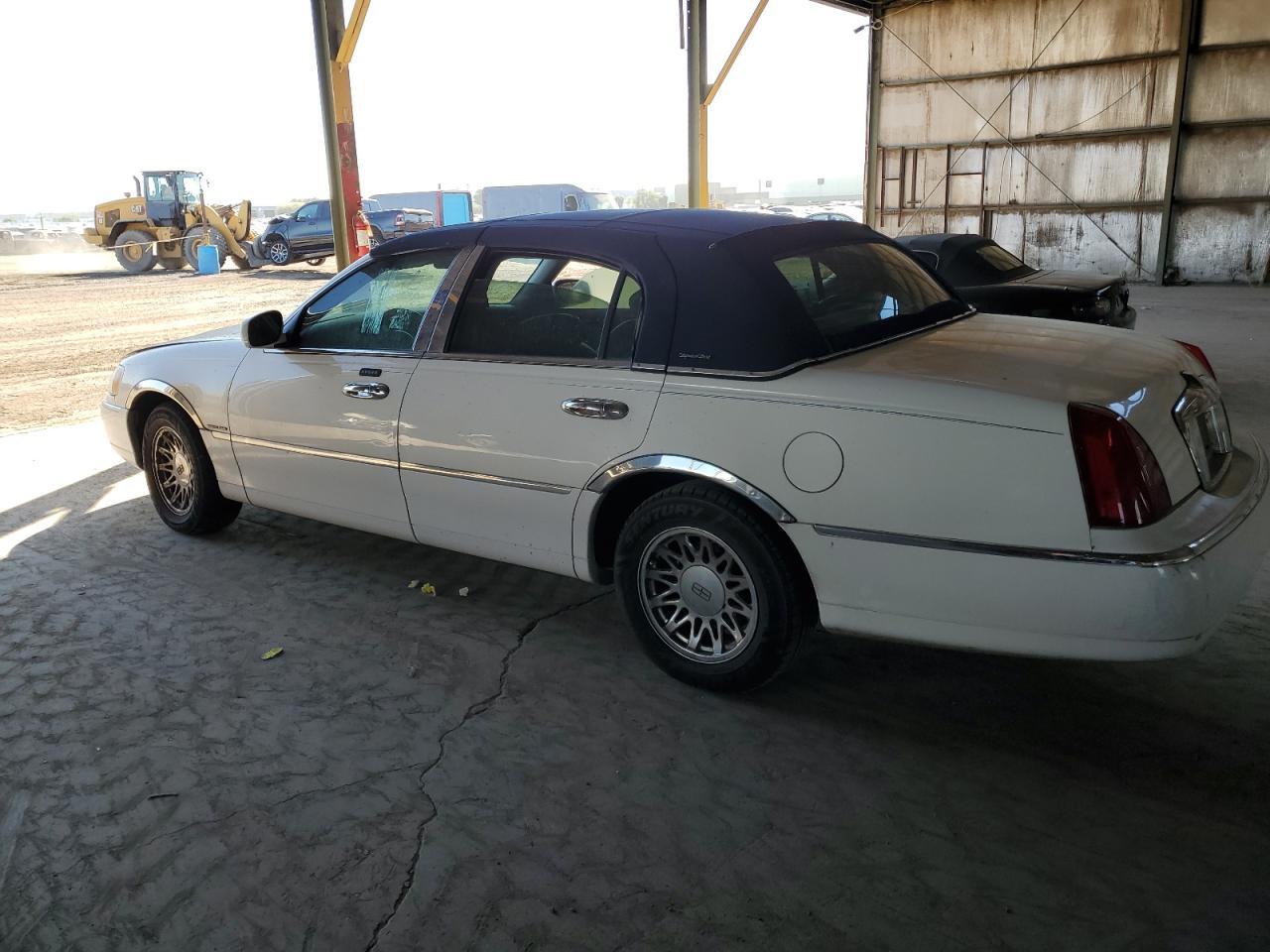 2001 LINCOLN Town Car