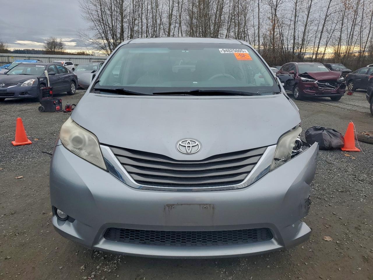 2012 TOYOTA SIENNA