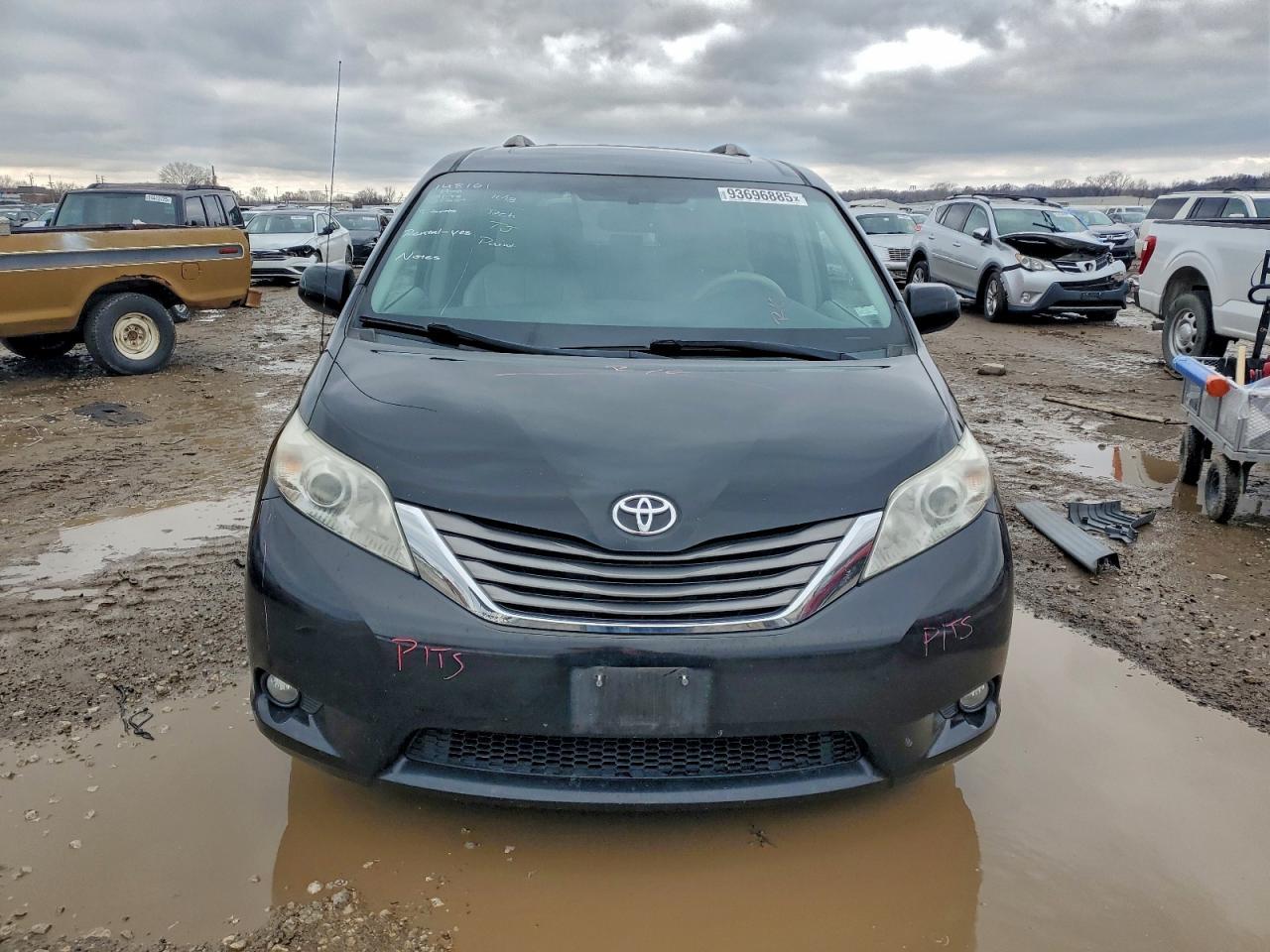 2012 TOYOTA SIENNA