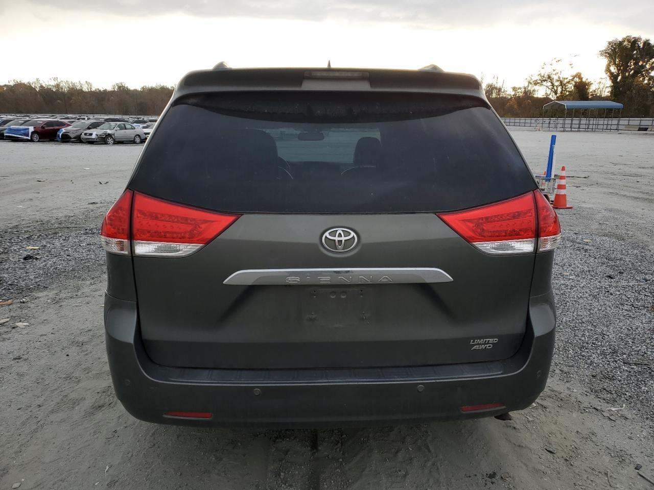 2011 TOYOTA SIENNA