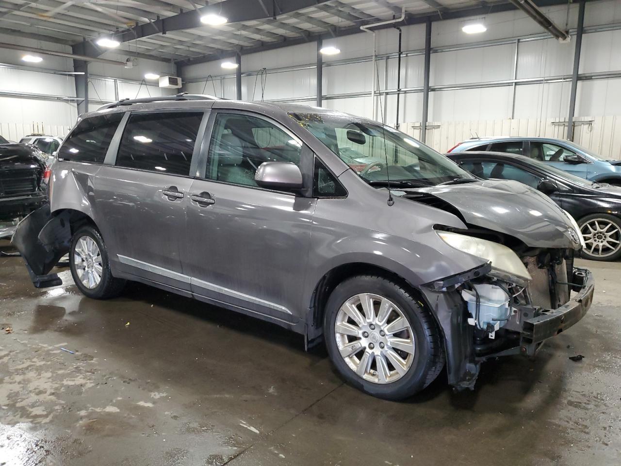 2011 TOYOTA SIENNA