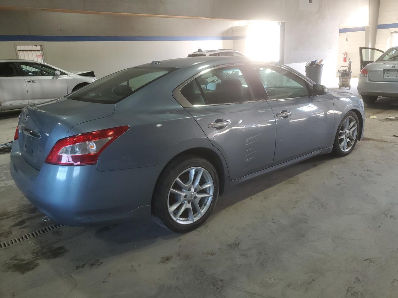 2010 NISSAN Maxima