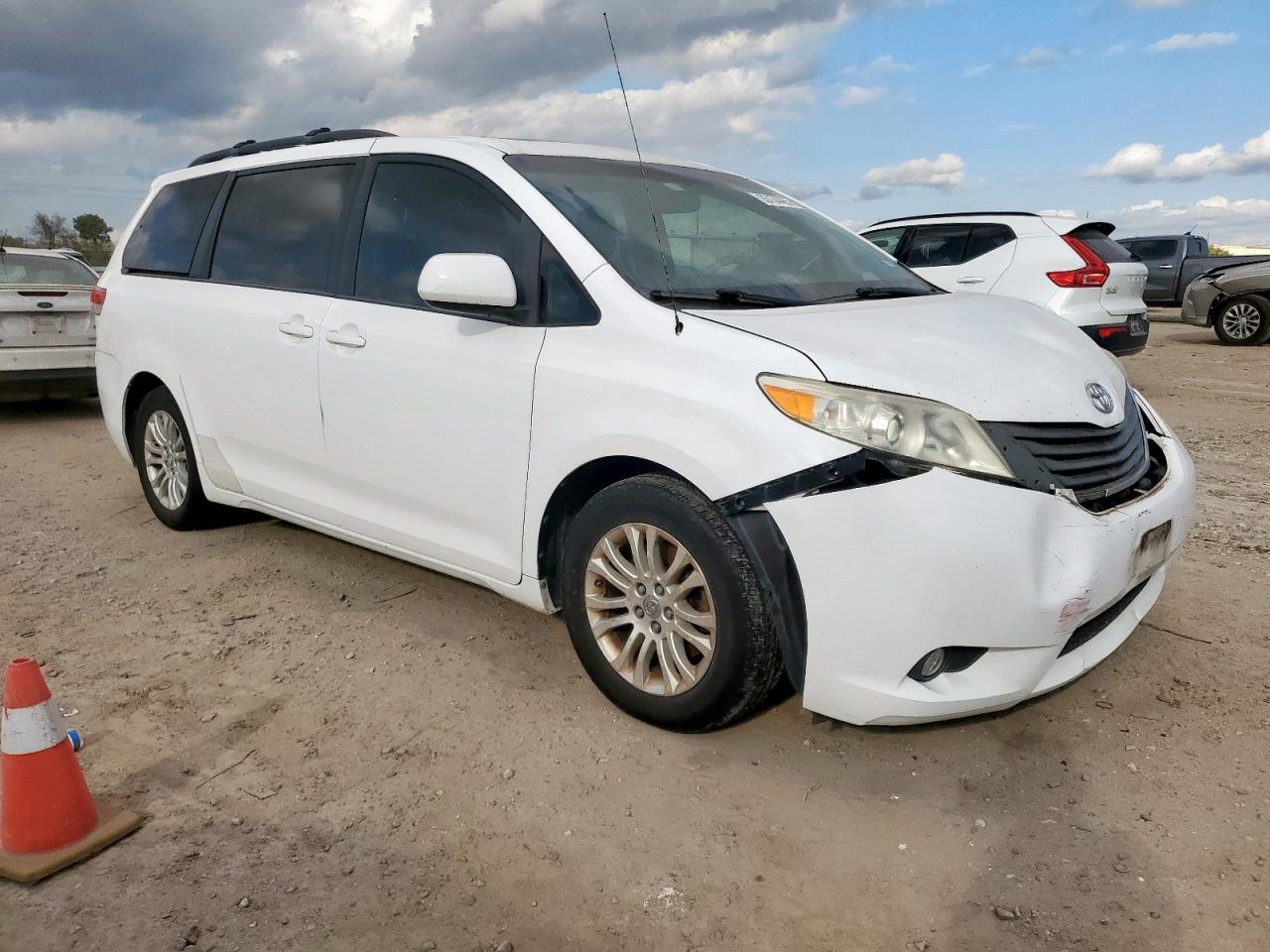 2013 TOYOTA SIENNA