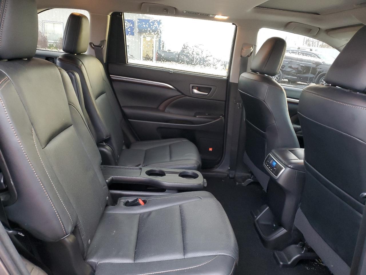 2016 TOYOTA HIGHLANDER