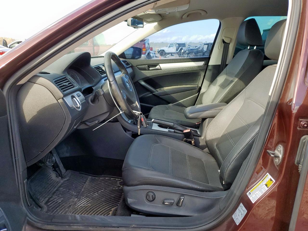 2013 VOLKSWAGEN Passat