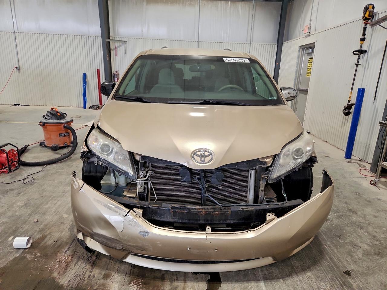 2014 TOYOTA SIENNA
