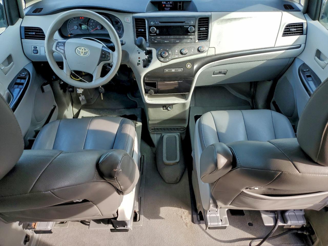 2011 TOYOTA SIENNA