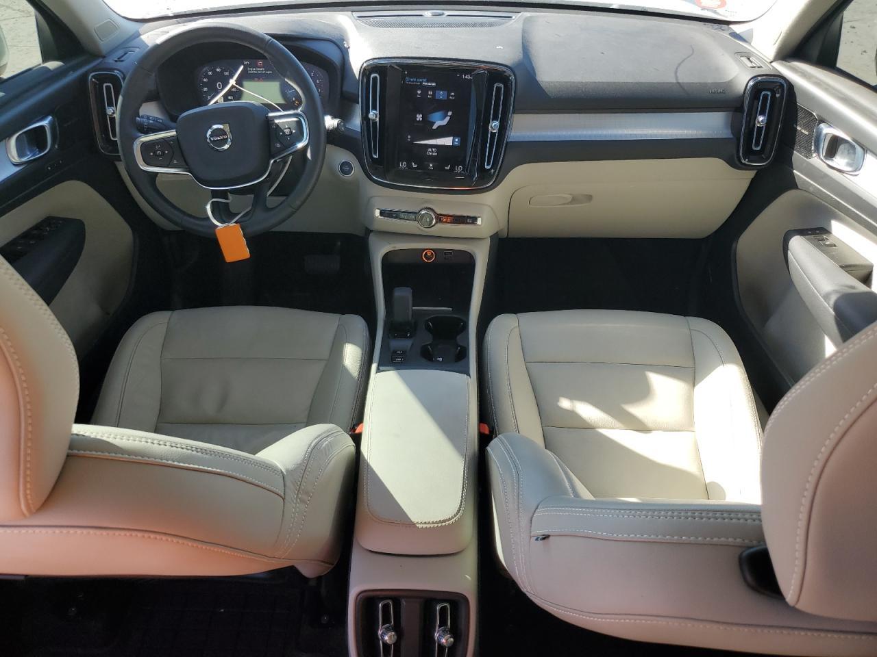 2022 VOLVO XC40