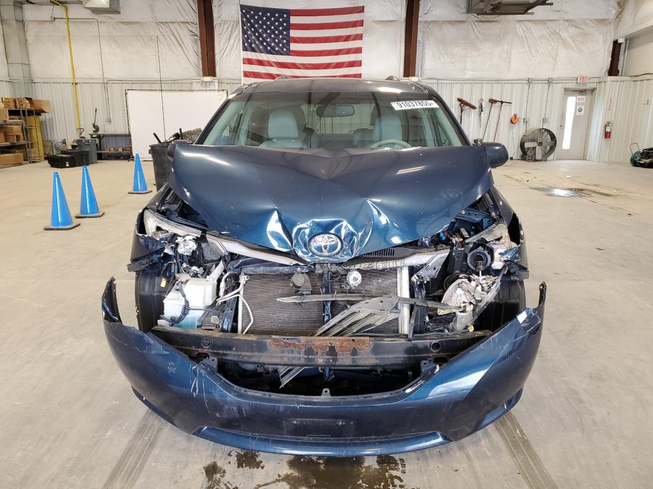 2011 TOYOTA SIENNA