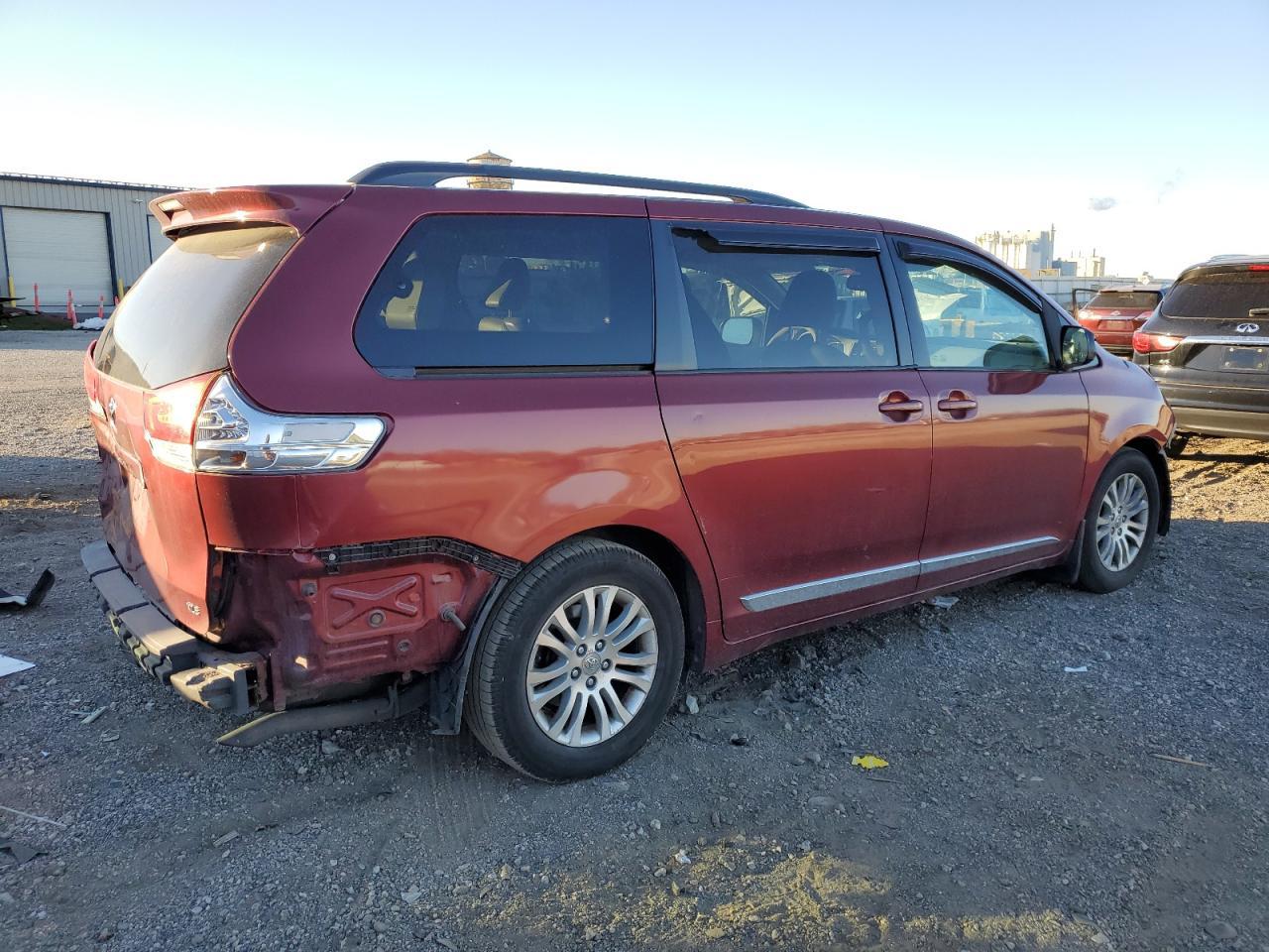 2012 TOYOTA SIENNA
