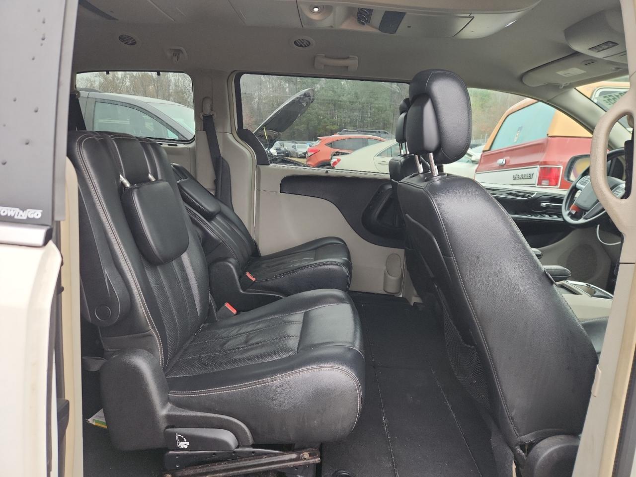 2011 CHRYSLER Town & Country