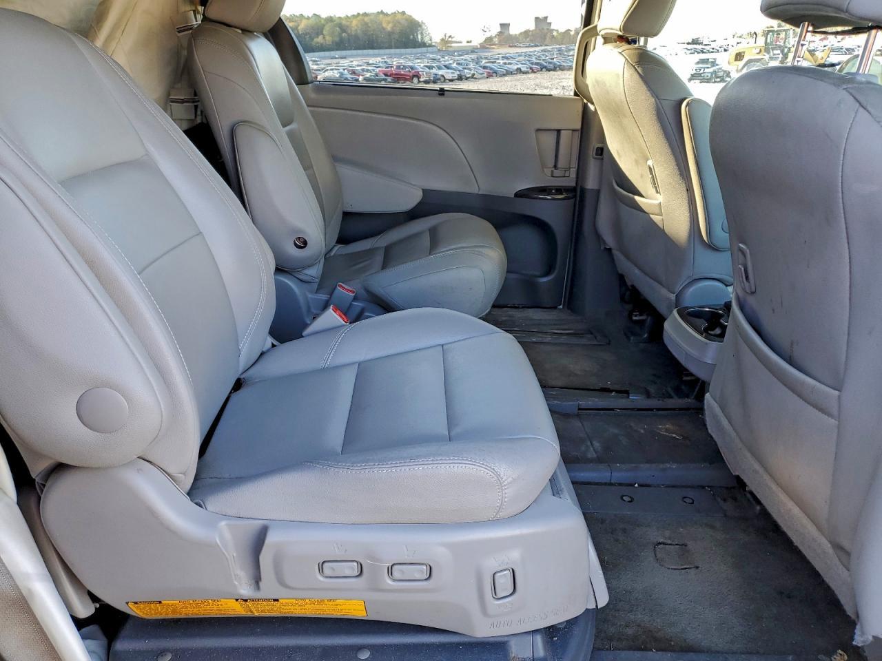 2015 TOYOTA SIENNA