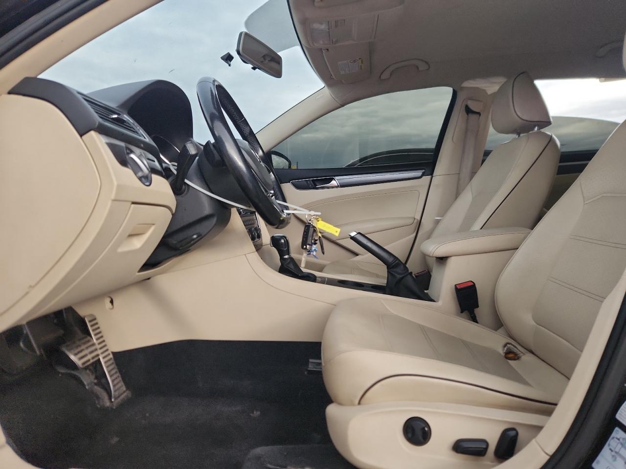 2017 VOLKSWAGEN Passat