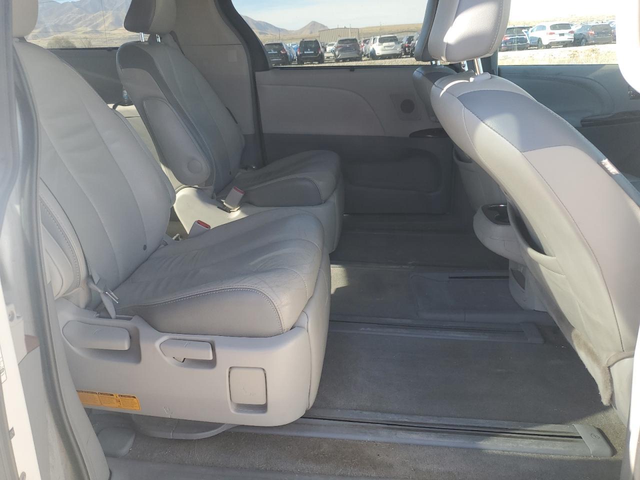2012 TOYOTA SIENNA