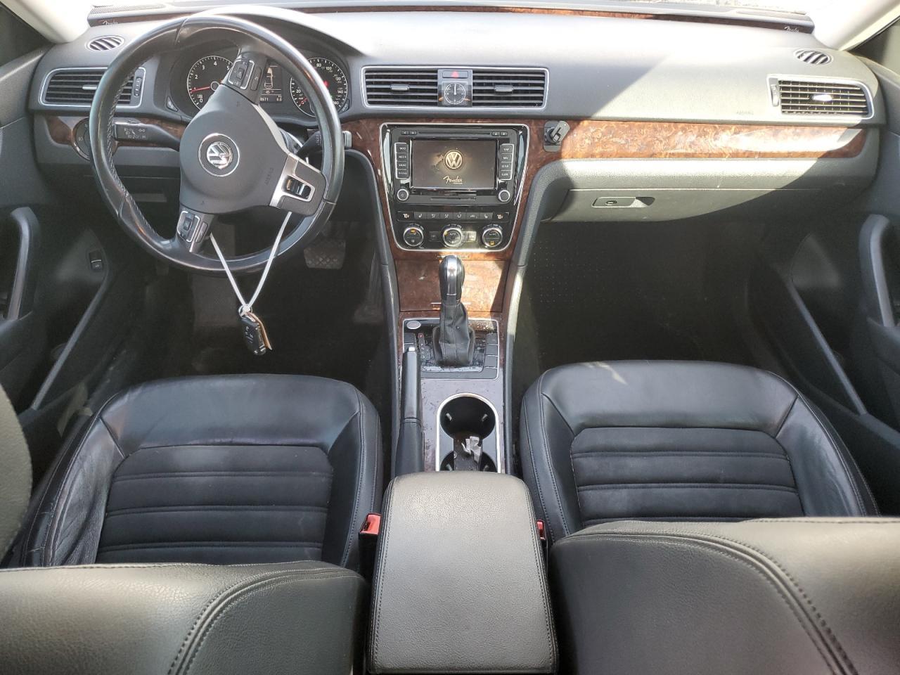 2013 VOLKSWAGEN Passat
