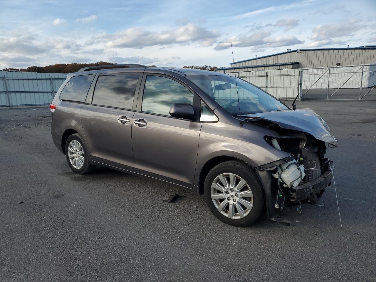2013 TOYOTA SIENNA