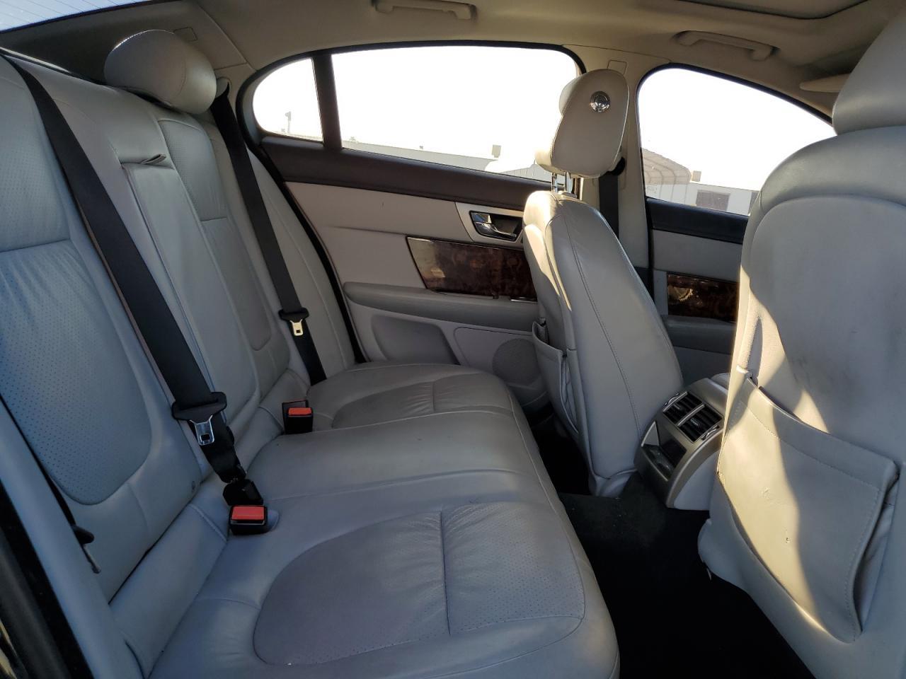 2010 JAGUAR XF