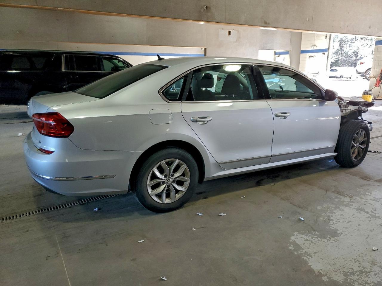 2016 VOLKSWAGEN Passat