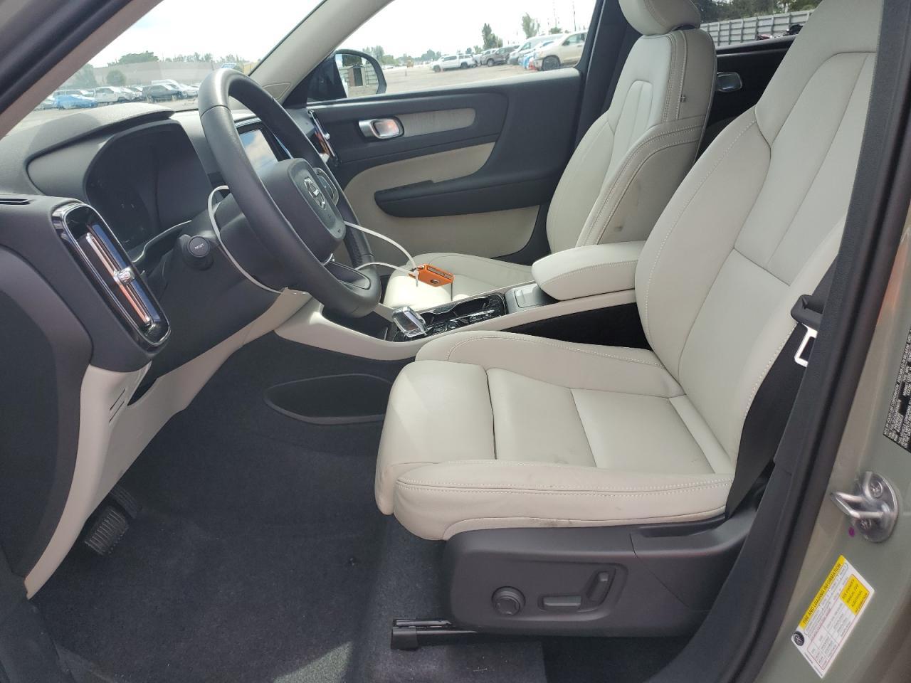 2025 VOLVO XC40