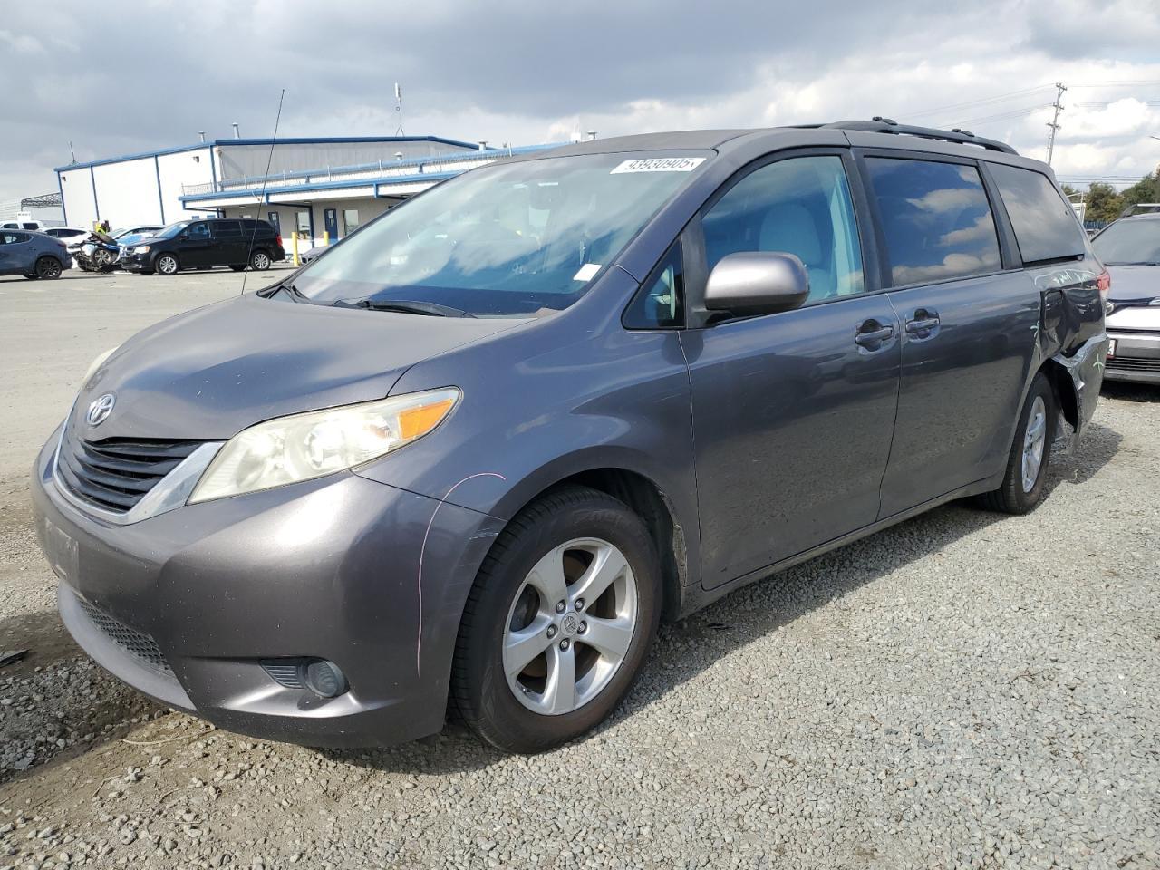 2011 TOYOTA SIENNA