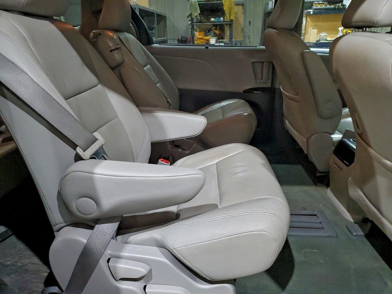 2016 TOYOTA SIENNA