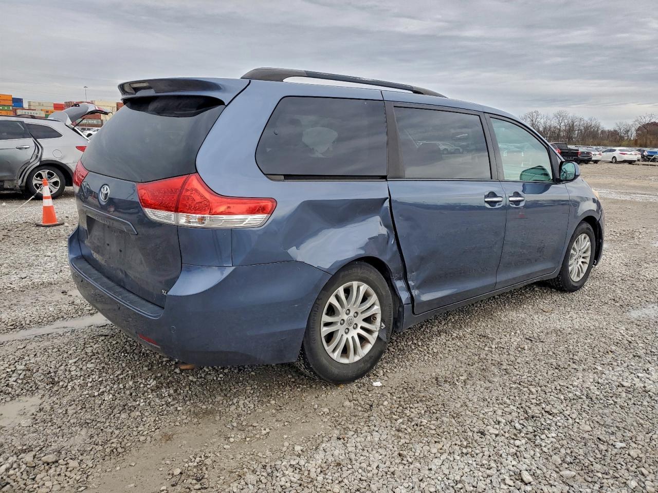 2013 TOYOTA SIENNA