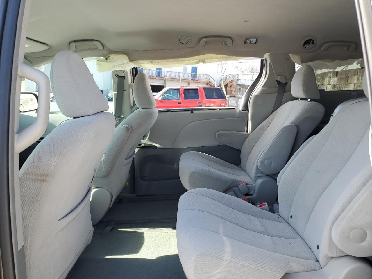 2011 TOYOTA SIENNA