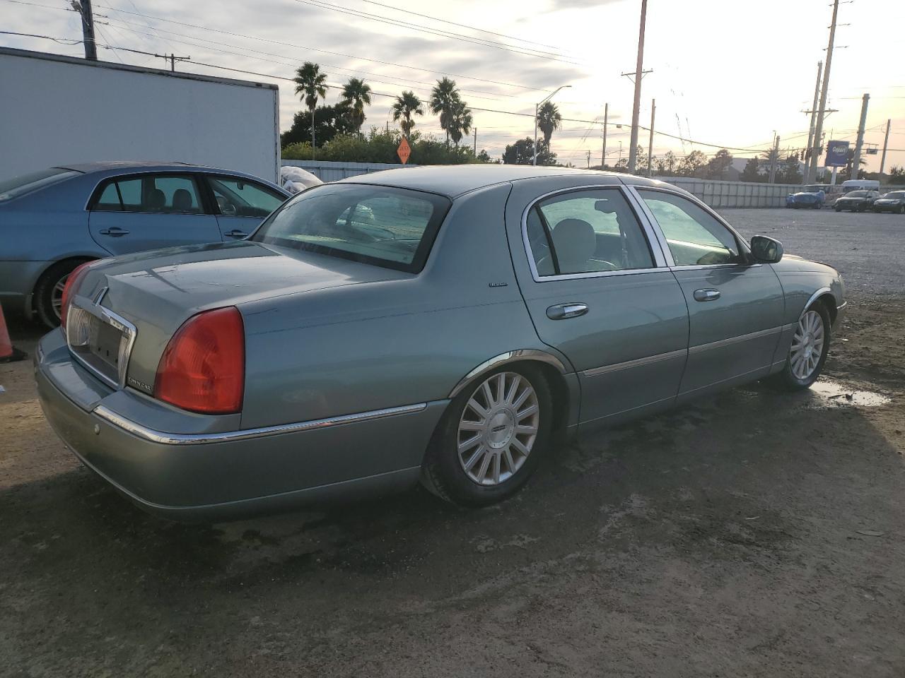 2004 LINCOLN Town Car