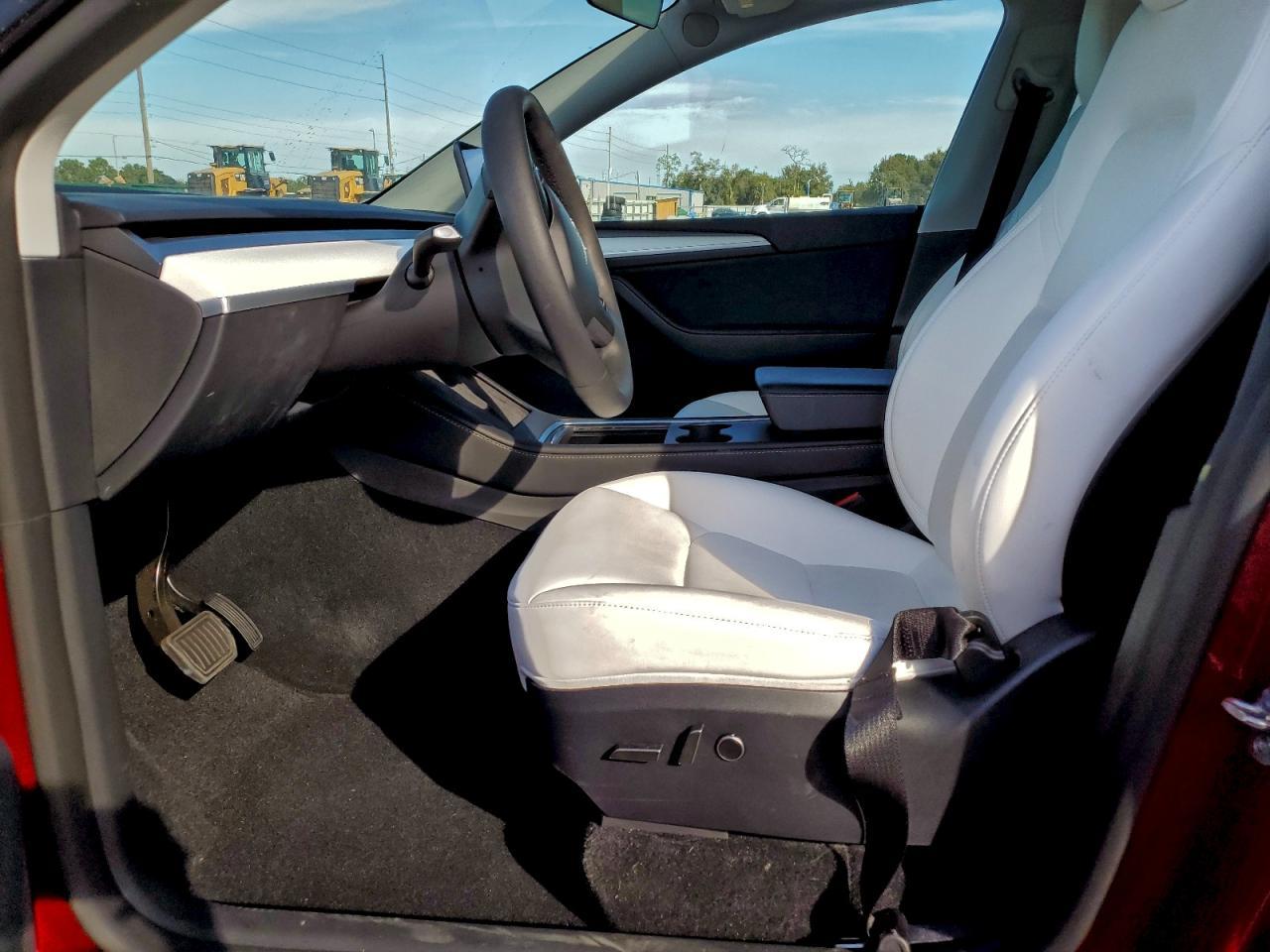 2025 TESLA MODEL Y