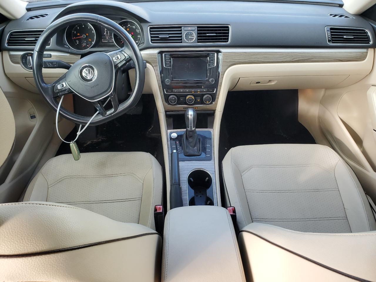 2016 VOLKSWAGEN Passat