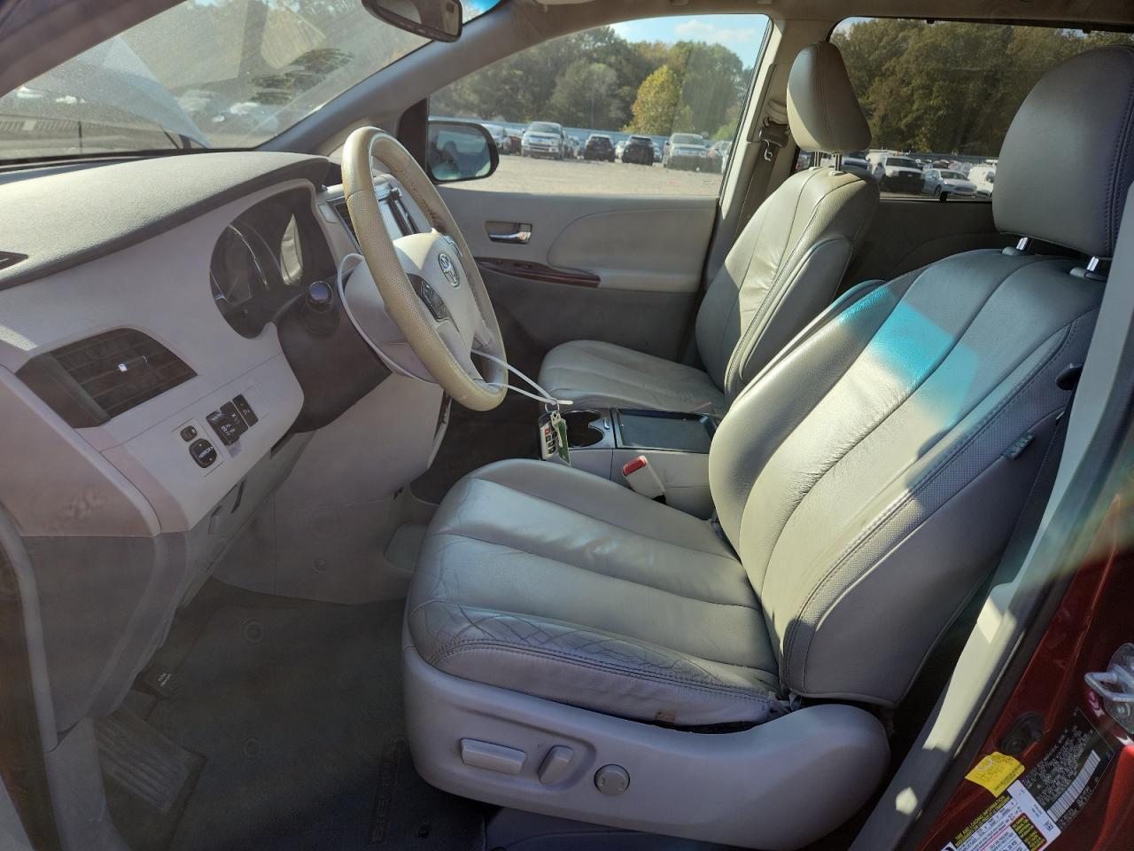 2011 TOYOTA SIENNA