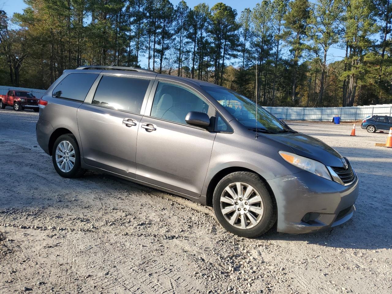 2013 TOYOTA SIENNA