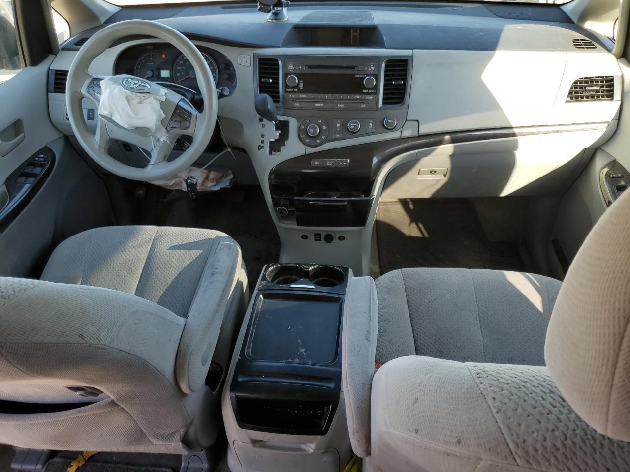 2011 TOYOTA SIENNA