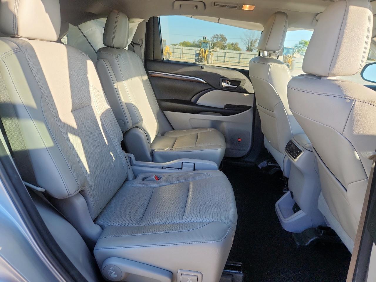 2016 TOYOTA HIGHLANDER