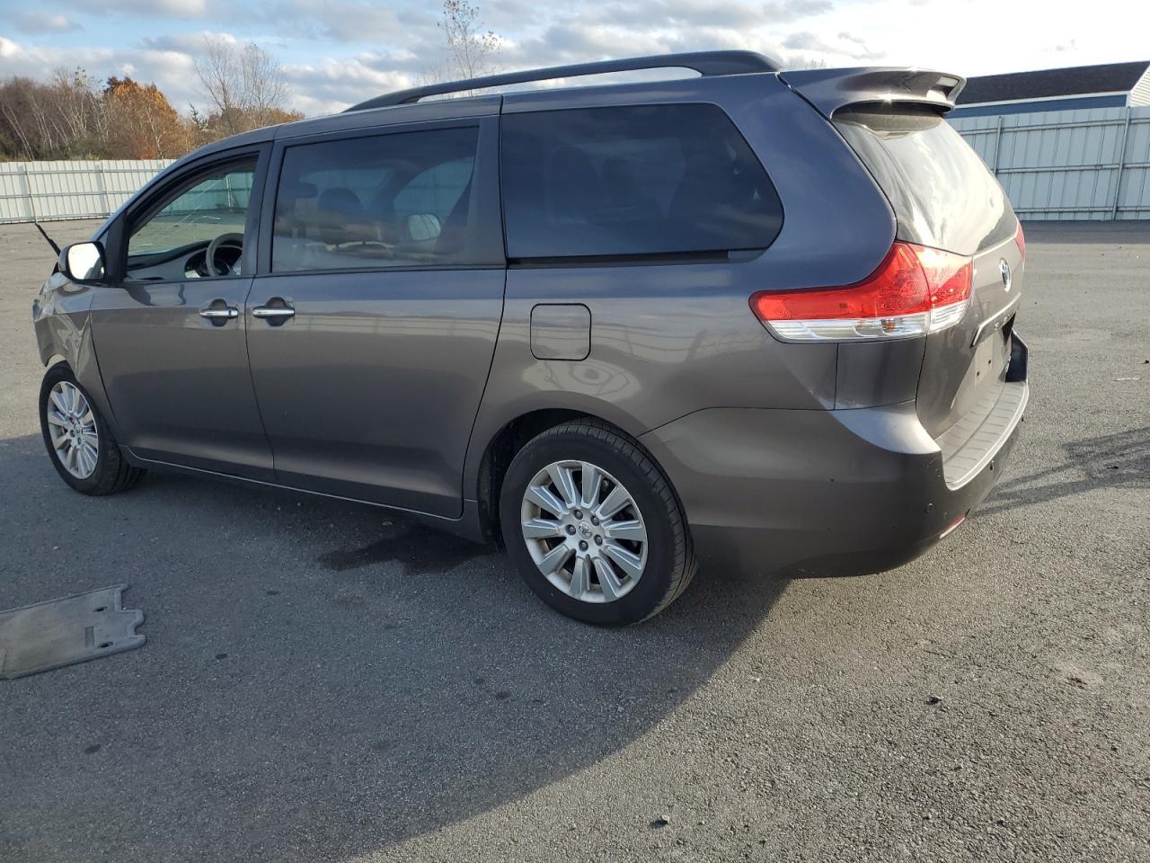 2013 TOYOTA SIENNA