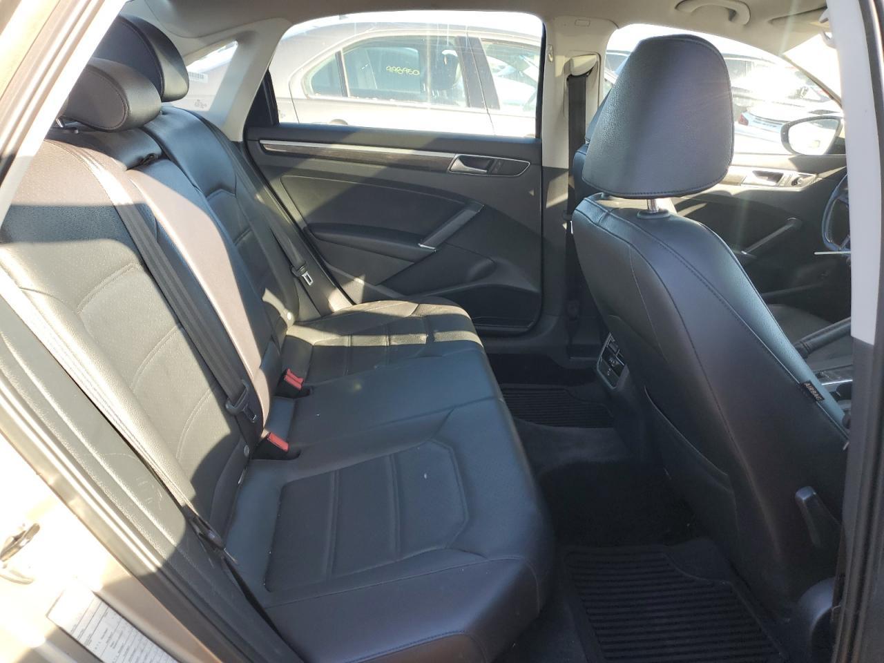 2016 VOLKSWAGEN Passat
