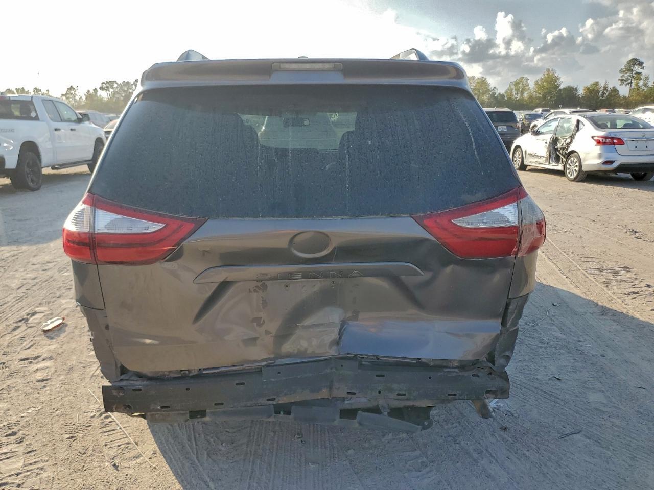 2017 TOYOTA SIENNA