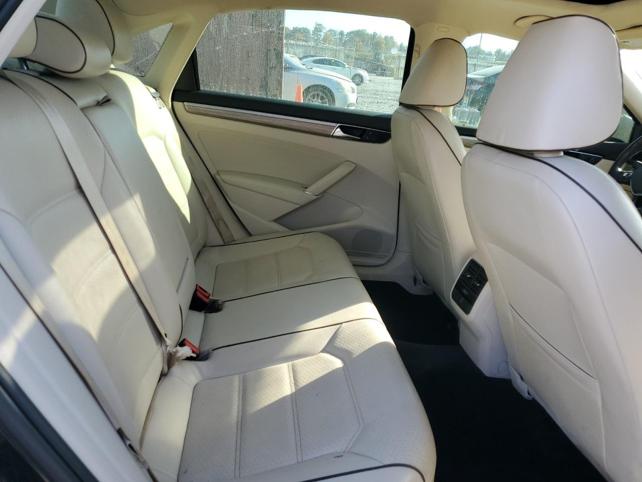 2017 VOLKSWAGEN Passat