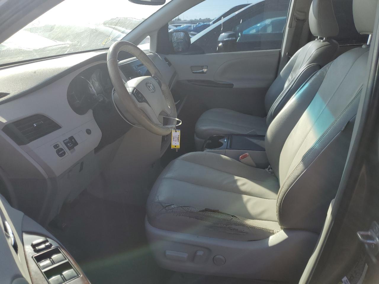 2012 TOYOTA SIENNA