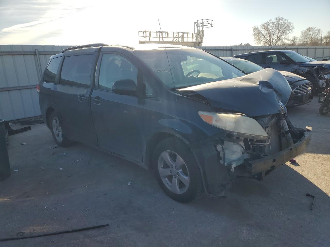 2011 TOYOTA SIENNA