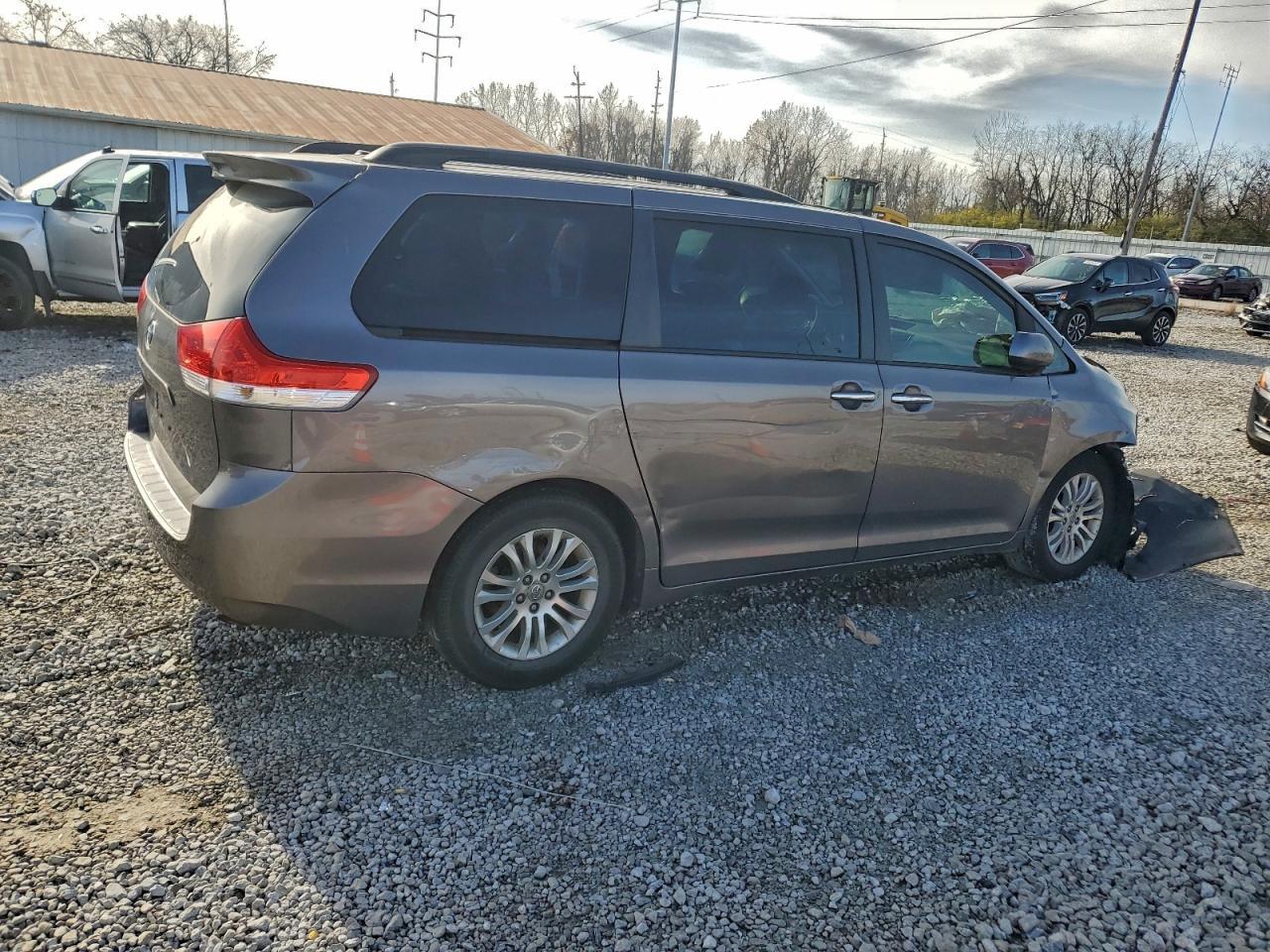 2011 TOYOTA SIENNA