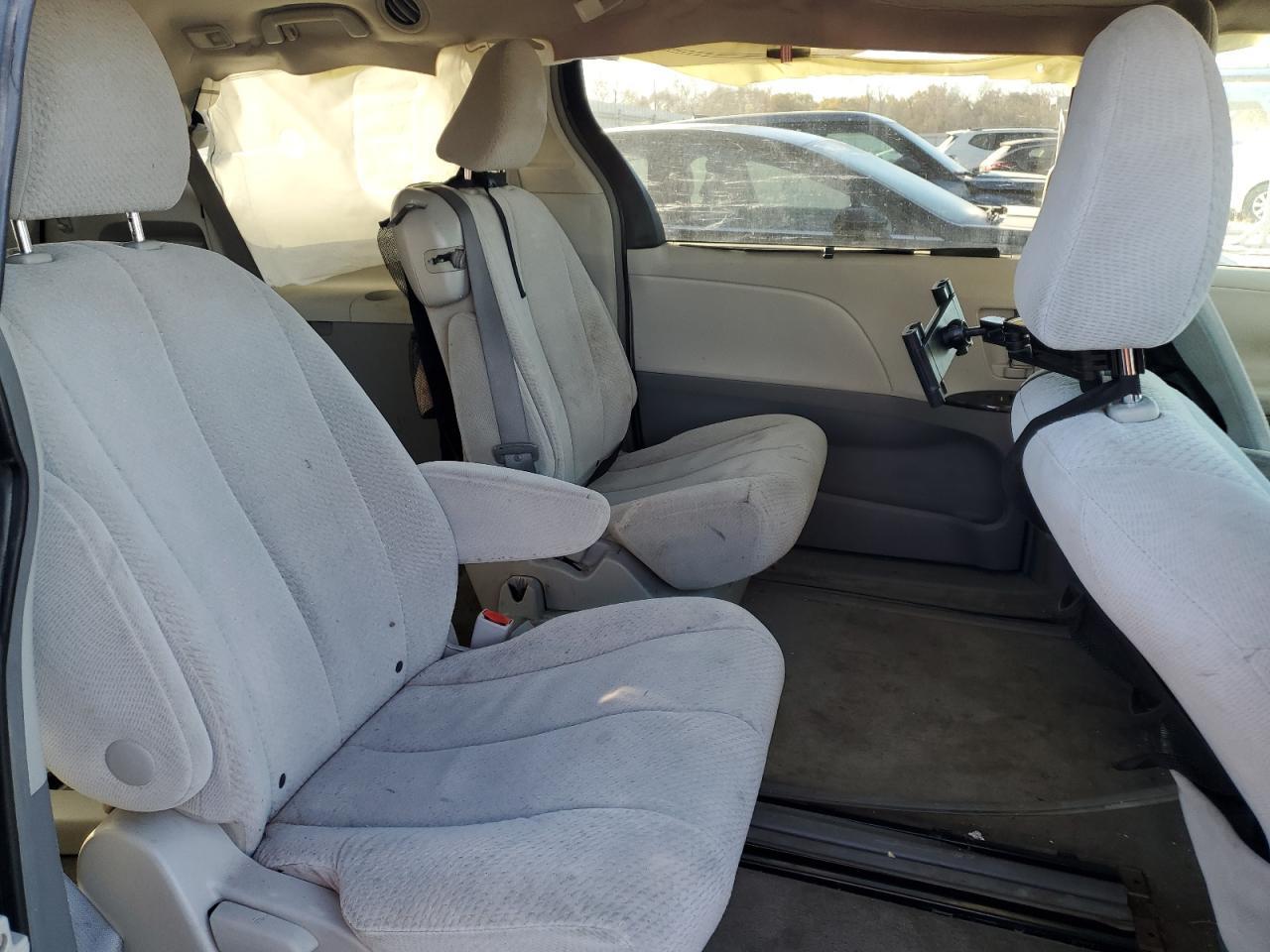 2011 TOYOTA SIENNA