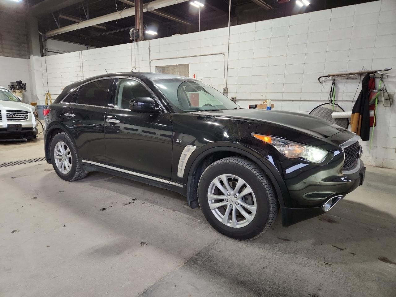 2017 INFINITI QX70